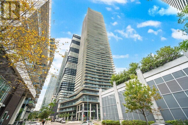 38 Annie Craig Dr in Toronto, ON - Building Photo - Building Photo