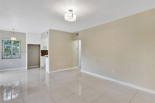 1199 Marseille Dr, Unit 15 in Miami Beach, FL - Building Photo - Building Photo