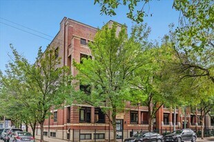 693 N Peoria St in Chicago, IL - Building Photo