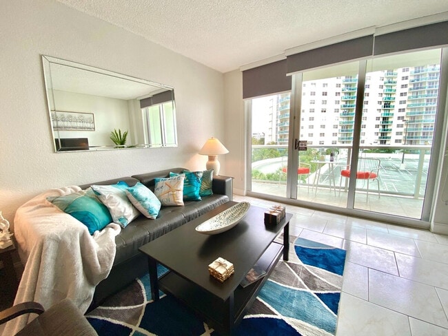 9 Seacrest Pkwy in Hollywood, FL - Building Photo - Building Photo