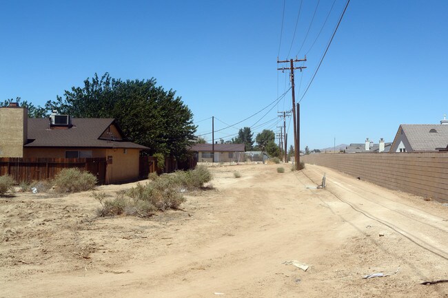 13245 Lakota Rd in Apple Valley, CA - Foto de edificio - Building Photo
