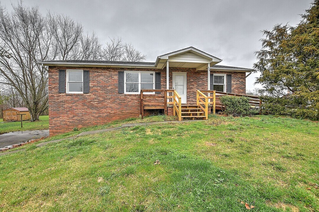 525 Berry Ridge Rd in Jonesborough, TN - Building Photo