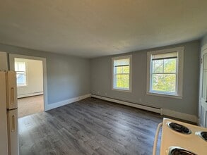 38 Railroad St in Charlestown, NH - Foto de edificio - Interior Photo