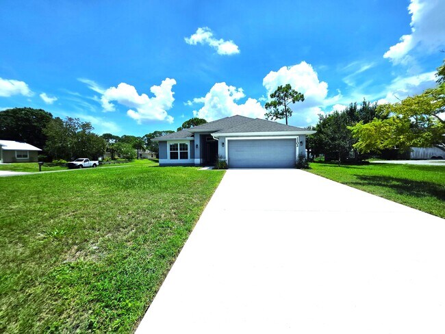 1102 Laconia St in Sebastian, FL - Building Photo - Building Photo