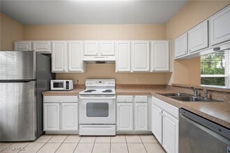 8219 Pacific Beach Dr in Ft. Myers, FL - Building Photo - Building Photo