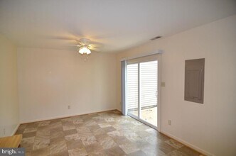 22093 Spring Valley Dr in Lexington Park, MD - Foto de edificio - Building Photo