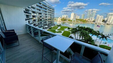 900 Bay Dr in Miami Beach, FL - Building Photo - Building Photo