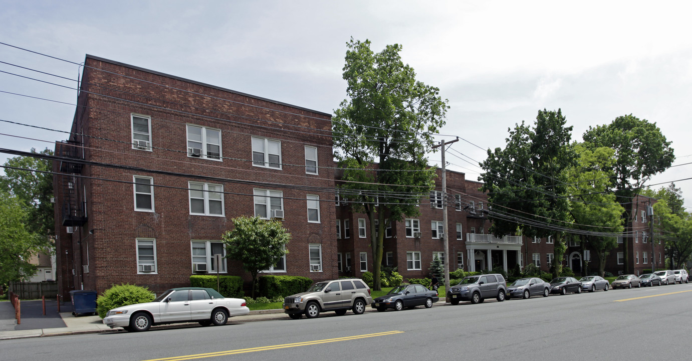 Lafayette in Teaneck, NJ - Building Photo