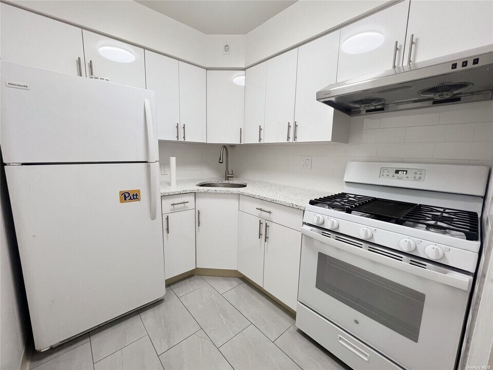 61-39 168th St-Unit -3F in Queens, NY - Building Photo