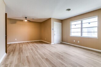2318 Dennis St in Irving, TX - Building Photo - Building Photo