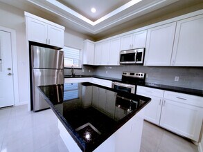 2605 E Hackberry Ave, Unit 3 in Hidalgo, TX - Foto de edificio - Building Photo