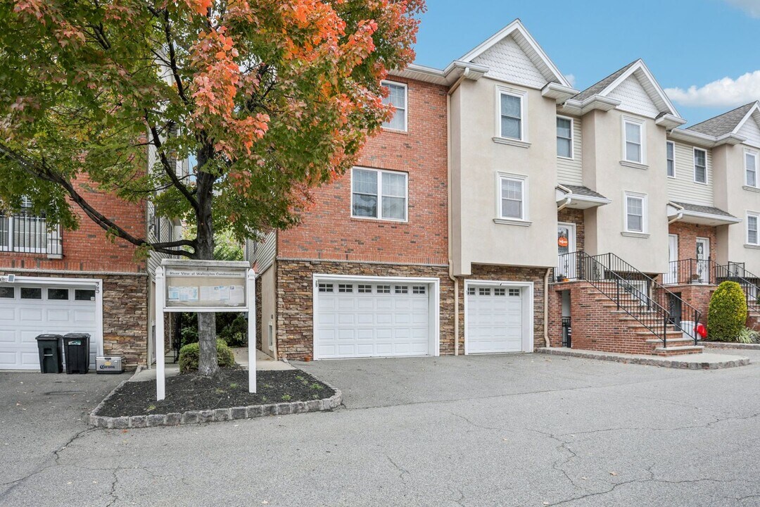 29 Michael Ln in Wallington, NJ - Building Photo