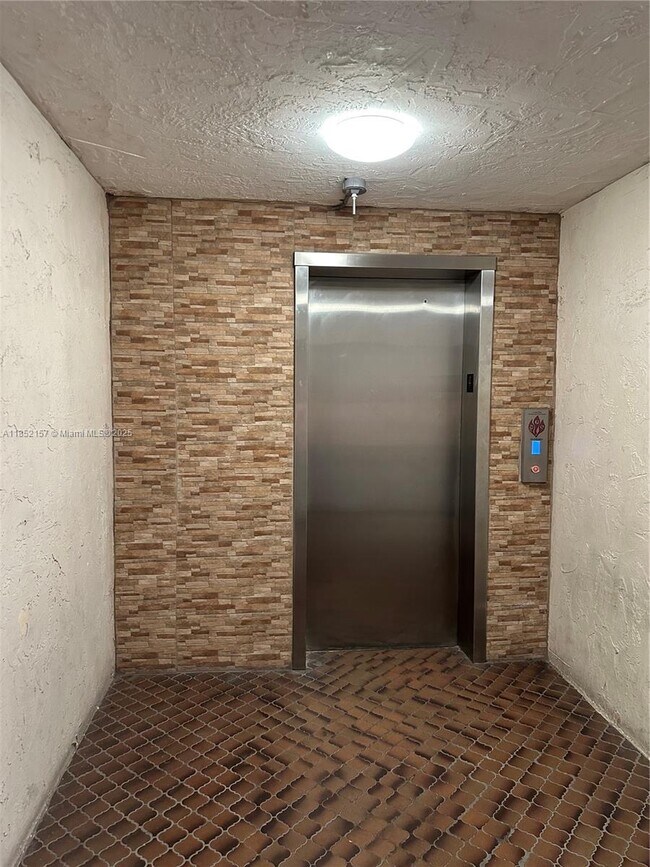9401 SW 4th St in Miami, FL - Building Photo - Building Photo