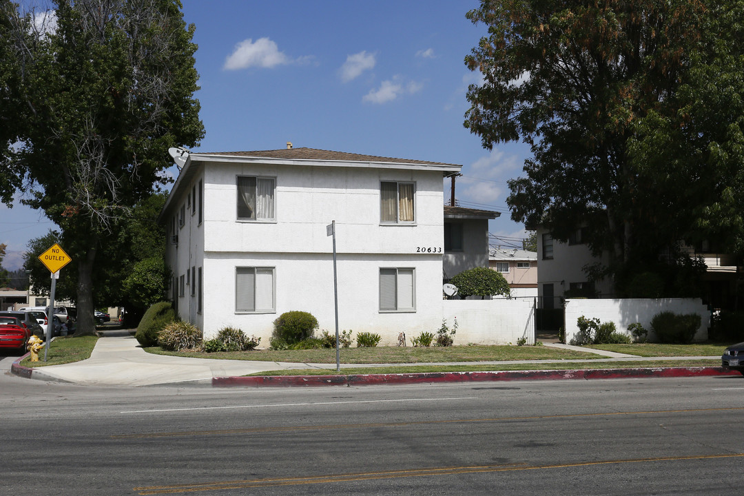 20633 Vanowen St in Winnetka, CA - Building Photo