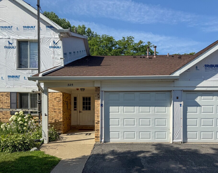 325 Memory Ln in Westmont, IL - Building Photo