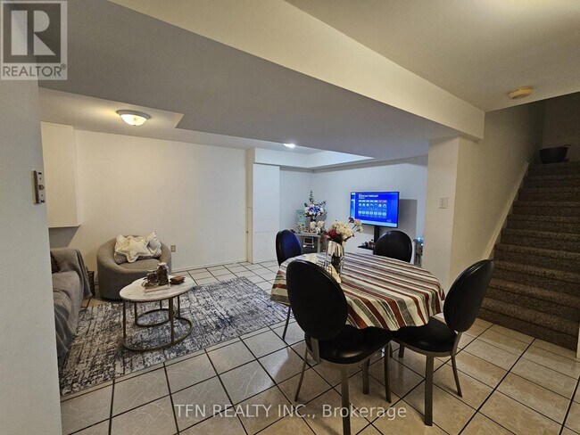 112 Trafalgar Square in Vaughan, ON - Building Photo - Building Photo