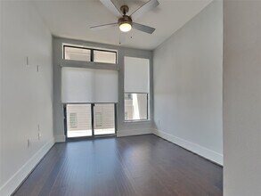 2401 Crawford St in Houston, TX - Building Photo - Building Photo