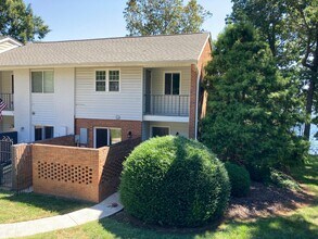 7942 Westcape Dr in Denver, NC - Building Photo - Building Photo