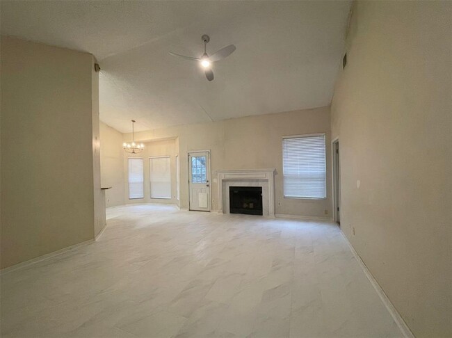 2300 Quiet Wood Dr in Austin, TX - Foto de edificio - Building Photo