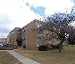 17 Rosseau Rd in Toronto, ON - Building Photo