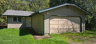 151 E Huckleberry Dr in Grapeview, WA - Building Photo