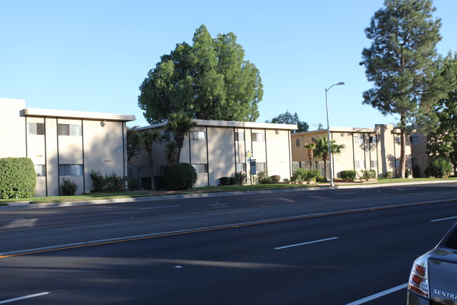 8758 Topanga Canyon Blvd in Canoga Park, CA - Foto de edificio - Building Photo