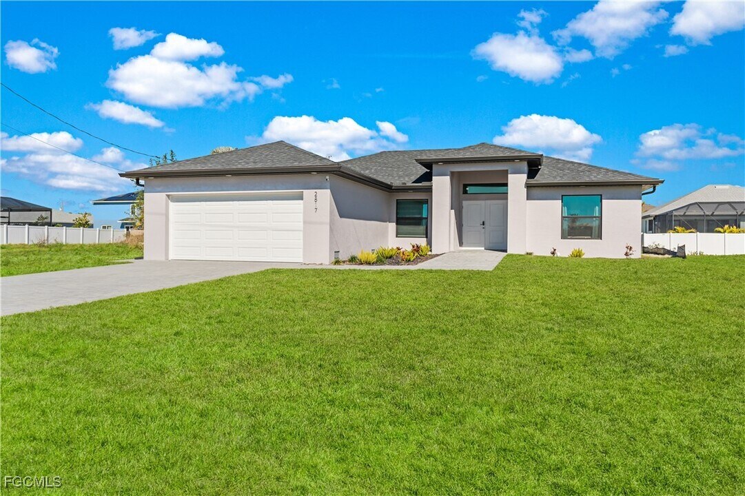 2817 SW 3rd St in Cape Coral, FL - Foto de edificio