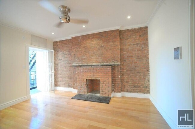 2 BED DUPLEX WITH PRIVATE GARDEN IN PRIME  in New York, NY - Building Photo - Building Photo