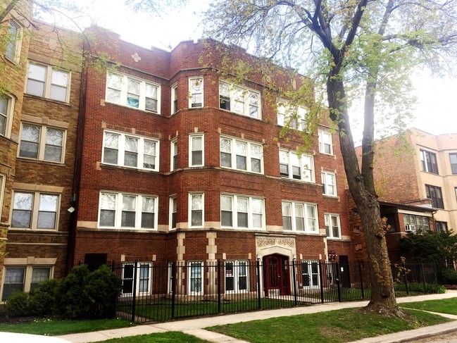 7748 S Colfax Ave in Chicago, IL - Foto de edificio - Building Photo