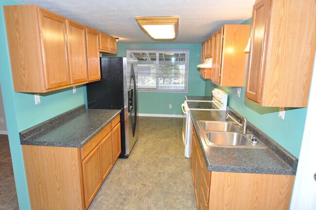1117 Trenton Ave in Uhrichsville, OH - Building Photo - Building Photo