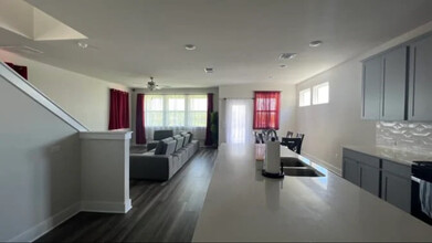 7504 Harmony Shoals Bnd in Austin, TX - Foto de edificio - Building Photo