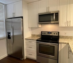 1713 Whitehall Dr in Davie, FL - Foto de edificio - Building Photo