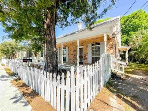 106 W Wright St in Pensacola, FL - Building Photo - Building Photo