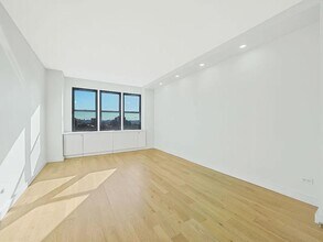 460 E 79th St in New York, NY - Foto de edificio - Building Photo