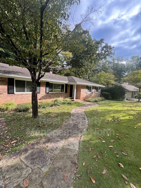 2301 Echo Hills Cir NE in Atlanta, GA - Foto de edificio