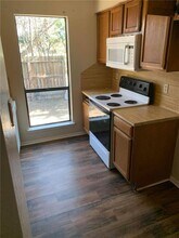 1101 Bois D'Arc St-Unit -B in Lockhart, TX - Building Photo - Building Photo
