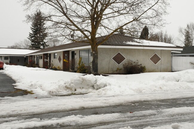 12107 E 4th Ave in Spokane, WA - Foto de edificio - Building Photo