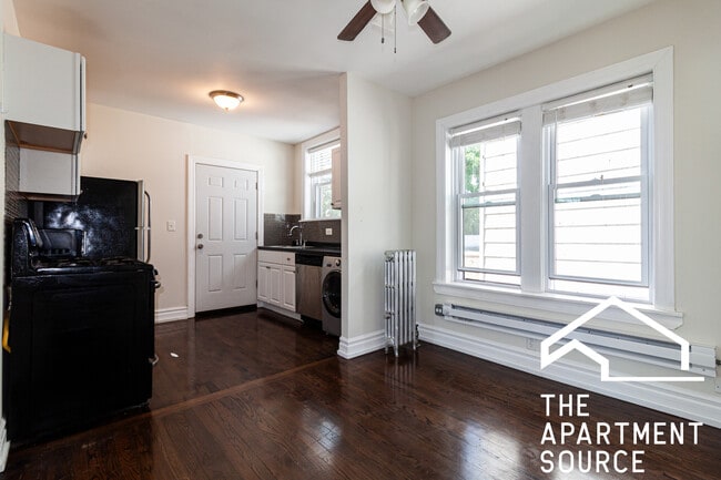 2133 W Giddings St, Unit 3C in Chicago, IL - Building Photo - Building Photo