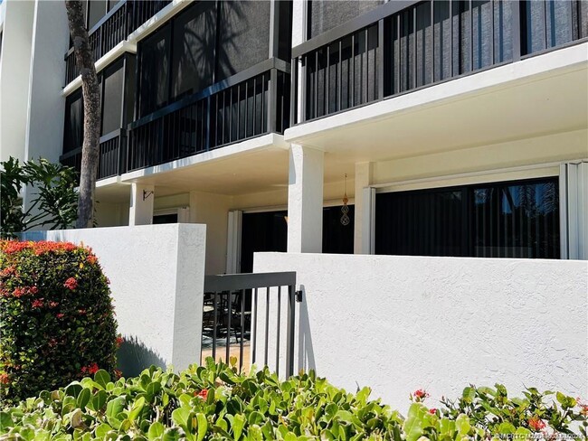 3792 NE Ocean Blvd in Jensen Beach, FL - Foto de edificio - Building Photo