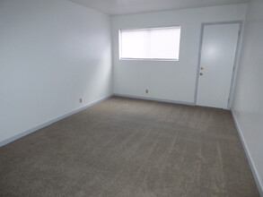 16288 Saratoga St, Unit 2 in San Leandro, CA - Foto de edificio - Building Photo