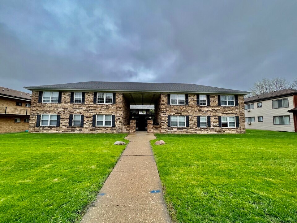 130 Douglas Ave-Unit -2 in Naperville, IL - Building Photo