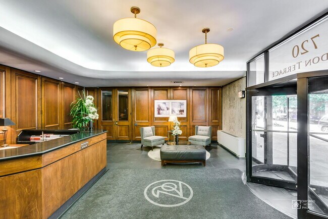720 W Gordon Terrace in Chicago, IL - Foto de edificio - Building Photo