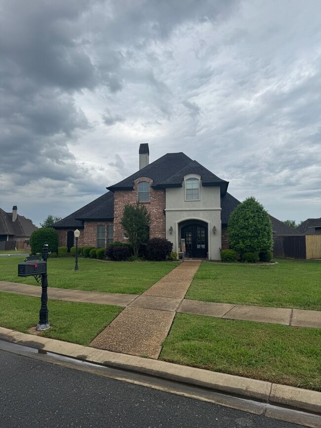 property at 932 Royal Cr