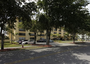 Robert Forcum Towers in Hialeah, FL - Foto de edificio - Building Photo