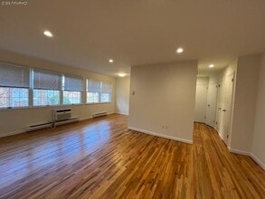 56 Sintsink Dr E in Port Washington, NY - Building Photo - Building Photo