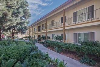 Mt. Vernon Apartments in Garden Grove, CA - Foto de edificio - Building Photo