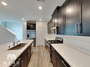600 Carriage Hill Dr in Las Vegas, NV - Building Photo - Building Photo