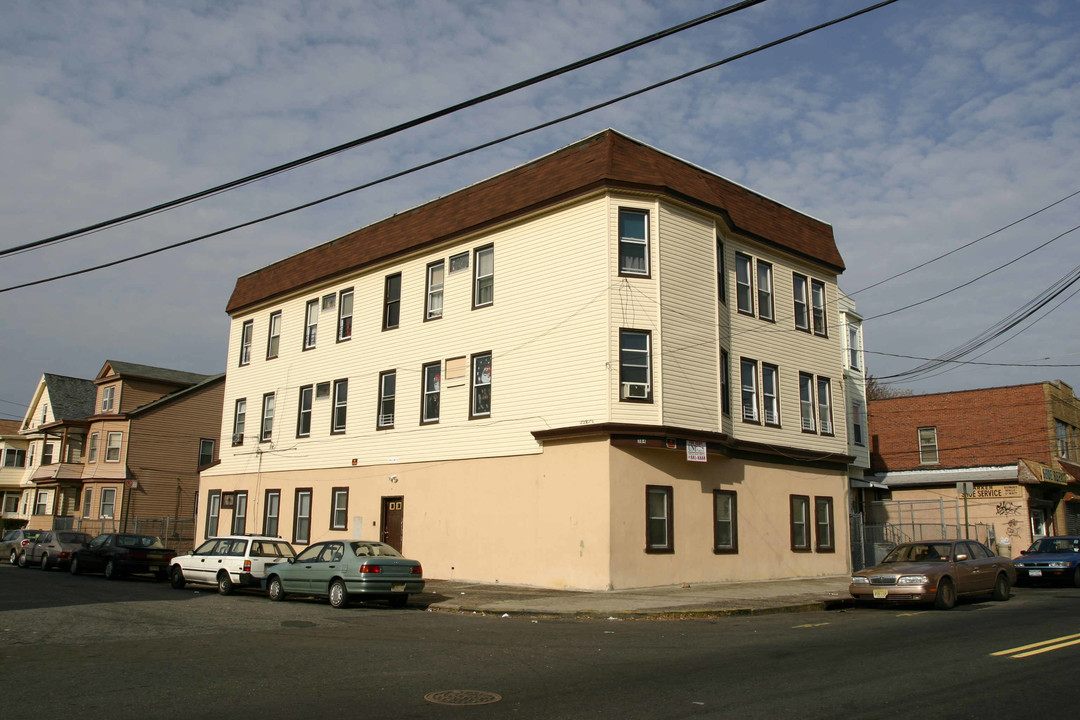 382-384 E 18th St in Paterson, NJ - Building Photo