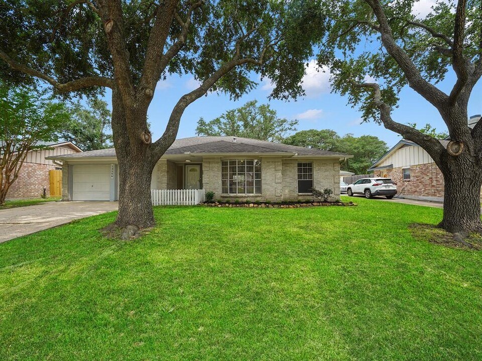 13546 Wimbledon Dr in Sugar Land, TX - Building Photo