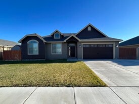 1004 Willow Ave NE in Quincy, WA - Building Photo